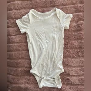 Kyte Baby Shirt Sleeve Onesie in Cloud 12-18 months